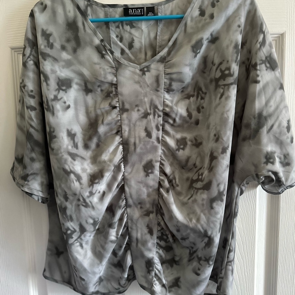a.n.a Gray and Black Ruched Short Sleeve Blouse PXL